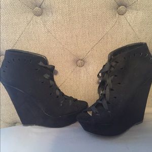 NWOT Black wedges